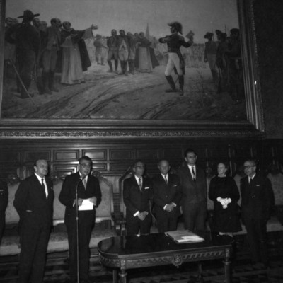 Agustín Yáñez lee discurso ante funcionarios y personalidades en Palacio Nacional