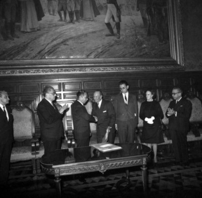 Gustavo Díaz Ordaz entrega al doctor Salvador Zubiran el Premio Nacional de Ciencias en Palacio Nacional