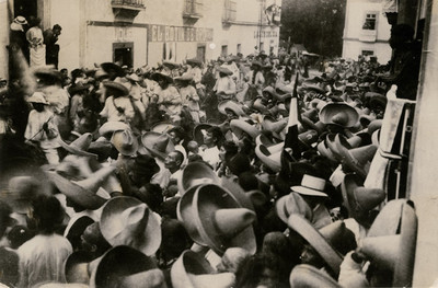 Revolucionarios realizan una manifestación