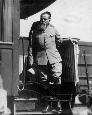 Venustiano Carranza desciende de un vagón de ferrocarril