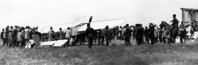 Hombres conducen avión a través de campo aéreo