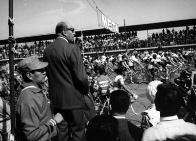 Alfonso Corona del Rosal da salida a los ciclistas