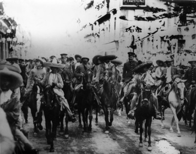 Francisco Villa y Emiliano Zapata a su paso por la avenida de San Francisco