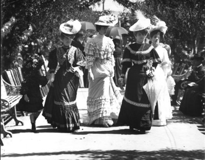 Mujeres y niña caminan por Paseo de las Flores en San Ángel en una Kermesse