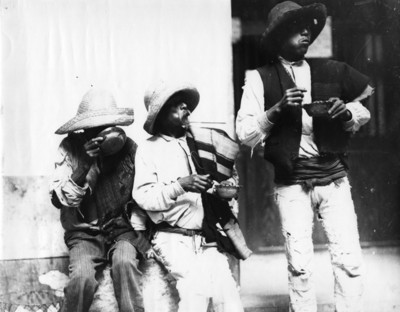 Hombres consumen pulque fuera de una pulquería