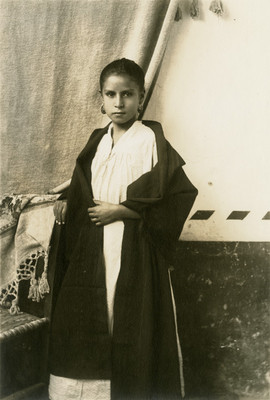 Muchacha indígena recargada en una silla, retrato