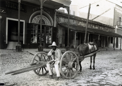 Indígena sentado sobre una carreta, retrato