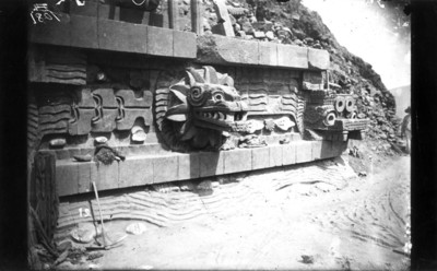 Tablero del Templo de la Serpiente Emplumada durante su reconstrucción