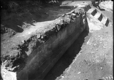 Excavación de la escalinata de un basamento piramidal, Teotihuacán, reprografía