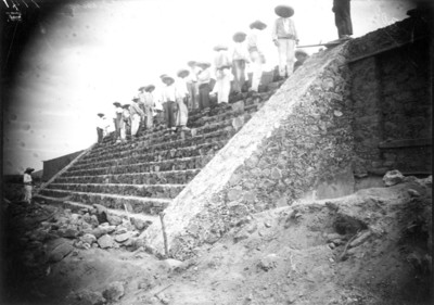 Trabajos de restauración de una escalinata en la Ciudadela, Teotihuacán, Reprografía