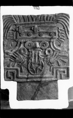 Almena con relieve de Tláloc