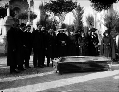 María C. viuda de José María Pino Suárez, presenciando el sepelio de este con otras personalidades en el panteón frances