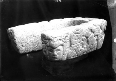 Yugo prehispánico con decoración antropomorfa