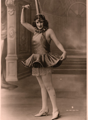 Celia Padilla con vestuario tipo bailarina de ballet, retrato