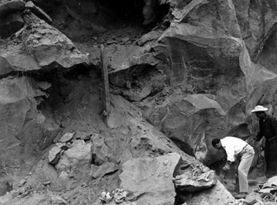 Restos de cerámica y huesos encontrados durante las excavaciones de Piña Chan