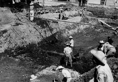 Trabajadores en el sitio arqueológico, "LXXXI-36"