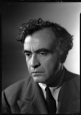 Carlos Chávez de perfil tres cuartos, retrato