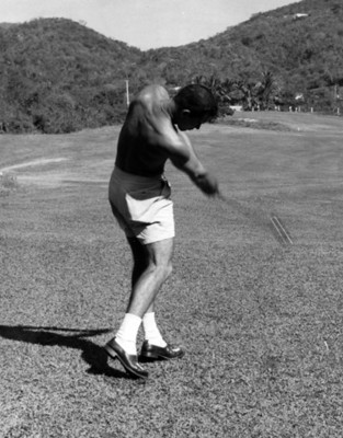 "Antonio Rivas Mercado" Juega Golf en un Campo