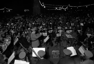 Velino M. Preza dirigiendo la Orquesta Músical de la Policía, durante una presentación