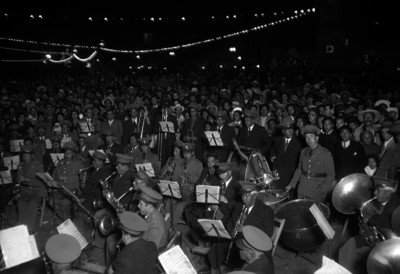 Policías miembros de la Banda Músical, tocando, durante una presentación