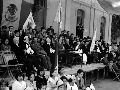 Alfonso Priani con directivos de la Cruz Roja de la Juventud, presidiendo una ceremonia, en los patios de un edificio