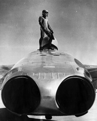 Piloto aviador sobre un avión