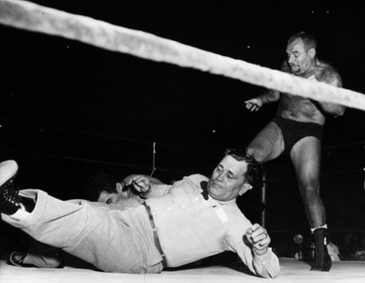 Referee durante pelea de licha libres
