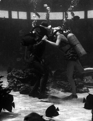 Buzos en el fondo de un acuario
