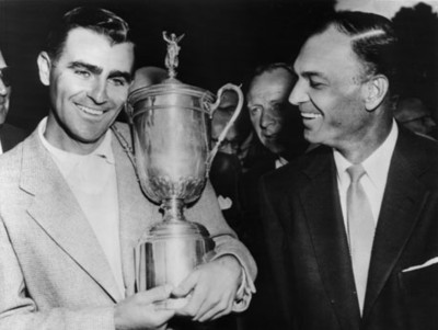 Golfista sostiene trofeo junto a hombres