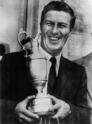 Hombre sostiene trofeo