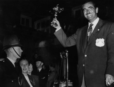 Golfista sostiene trofeo