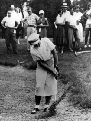 Golfista trata de sacar pelota de una trampa de arena