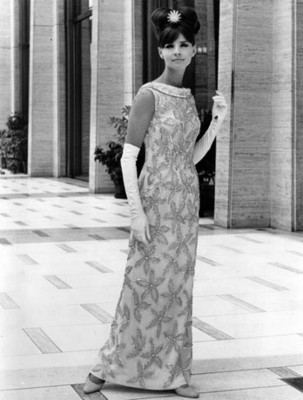 Modelo luce vestido de noche, retrato