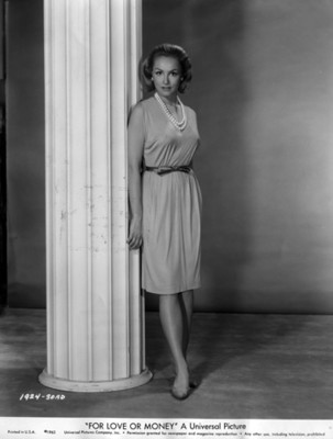 Modelo junto a una columna luce vestido, retrato
