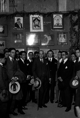 José Manuel Puig Casauranc, Rafael Pérez Taylor y otras personalidades, visitando una exposición de caricaturas, retrato de grupo
