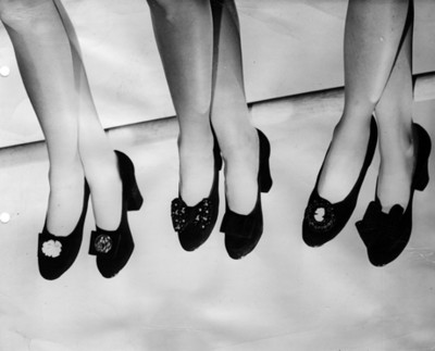 Piernas de mujeres lucen zapatos