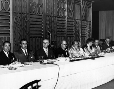 "Humberto Alarcón Falconi" y otras personalidades en una conferencia