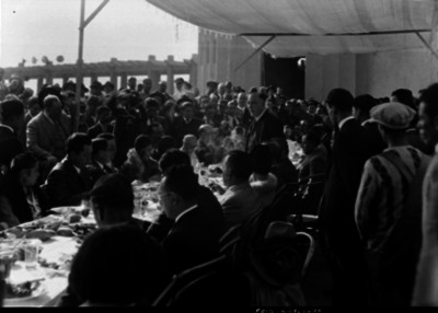 José Manuel Puig Casauranc haciendo uso de la palabra ante otras personalidades en un banquete