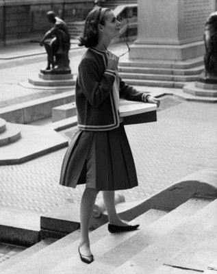 Modelo porta falda con abertura lateral, retrato