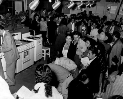 Gente durante exposición de estufas