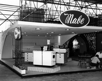 Stand de la línea electrodoméstica Mabe en una exposición
