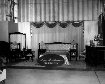 Recámara en el stan de Lupe Arellano Muebles en una exposición