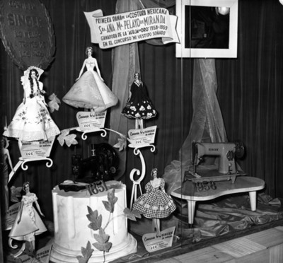 Stand de la compañía Singer durante una exposición