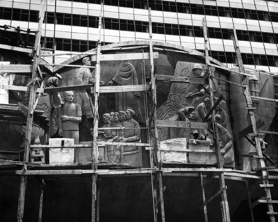 Escultura mural durante construcción