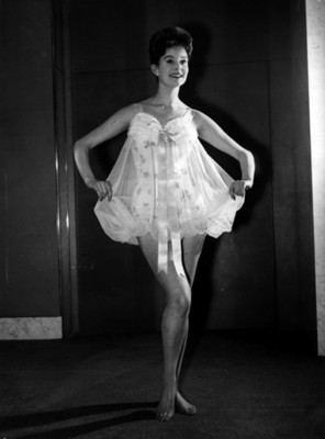 Mujer modela "baby doll"