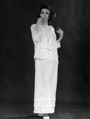 Mujer porta "ropa" de dormir de Christian Dior, retrato