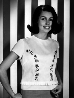 Modelo luce blusa con flores bordadas, retrato