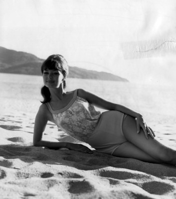 "Modelo en traje" de baño "combinado en la playa, retrato"