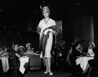 Modelo luce conjunto de saco y falda con estola de pieles en una pasarela, retrato