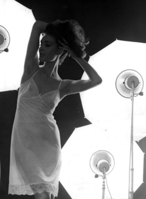 Modelo luce fondo con encaje, retrato